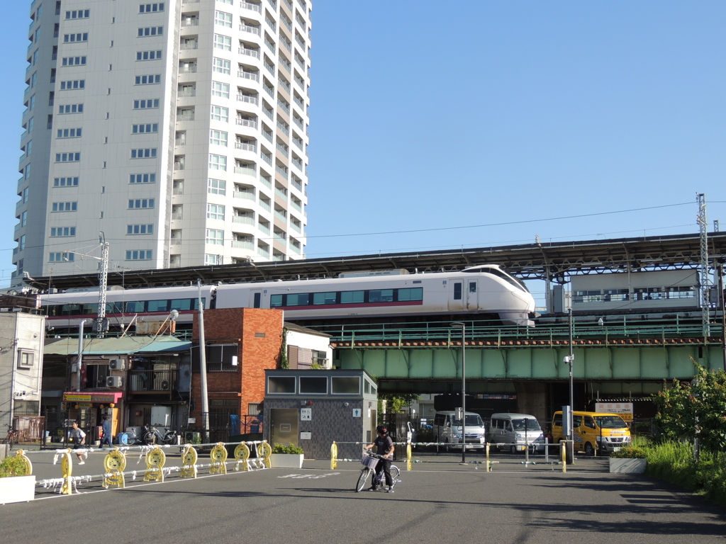 公園から見える三河島駅の常磐特急