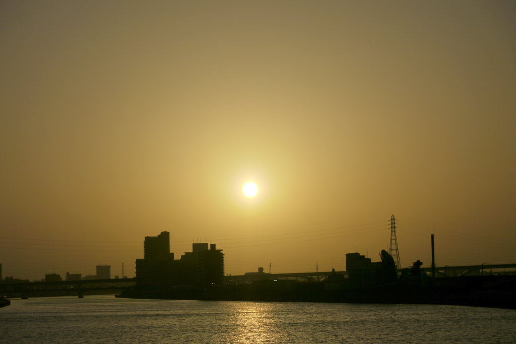 黄砂の隅田川の夕日