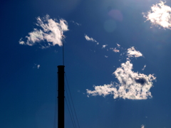 煙突と微彩雲