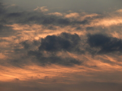 夕日を覆う夕雲