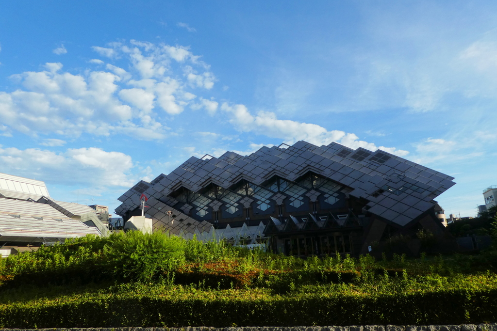 埼玉アリーナと雲の風景