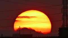 レールの上の雲に入る夕日