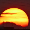 レールの上の雲に入る夕日