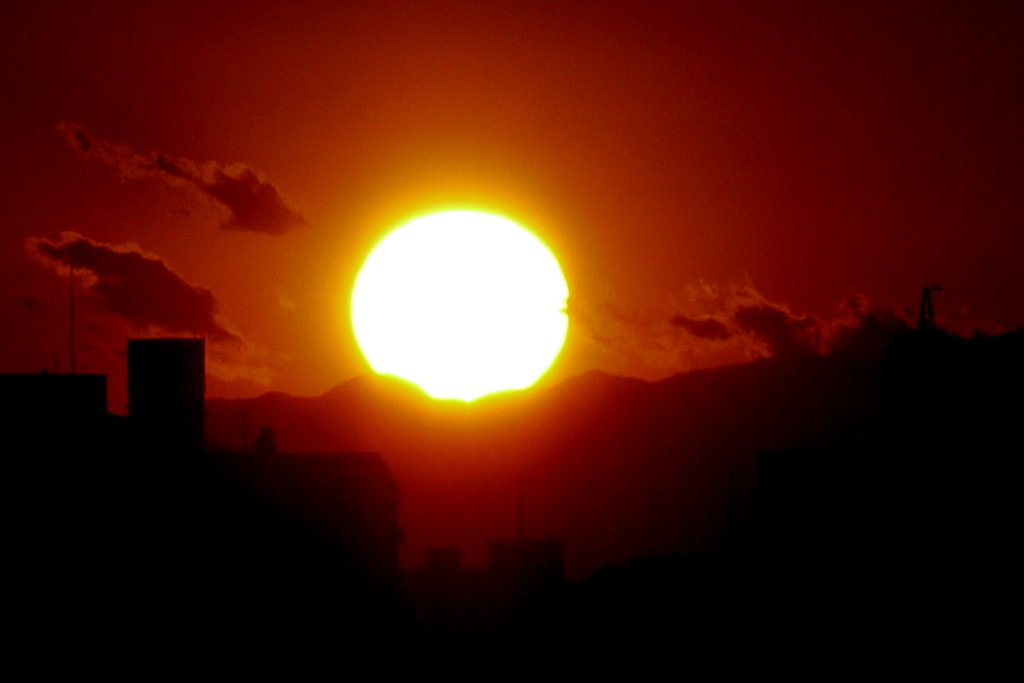 '22.12.26.塔ノ岳の右の裾野に接触の夕日