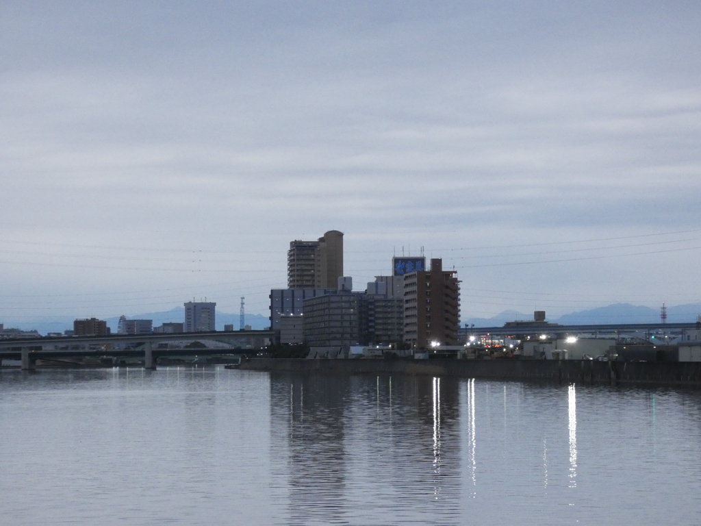 山が見える隅田川の夕暮れ