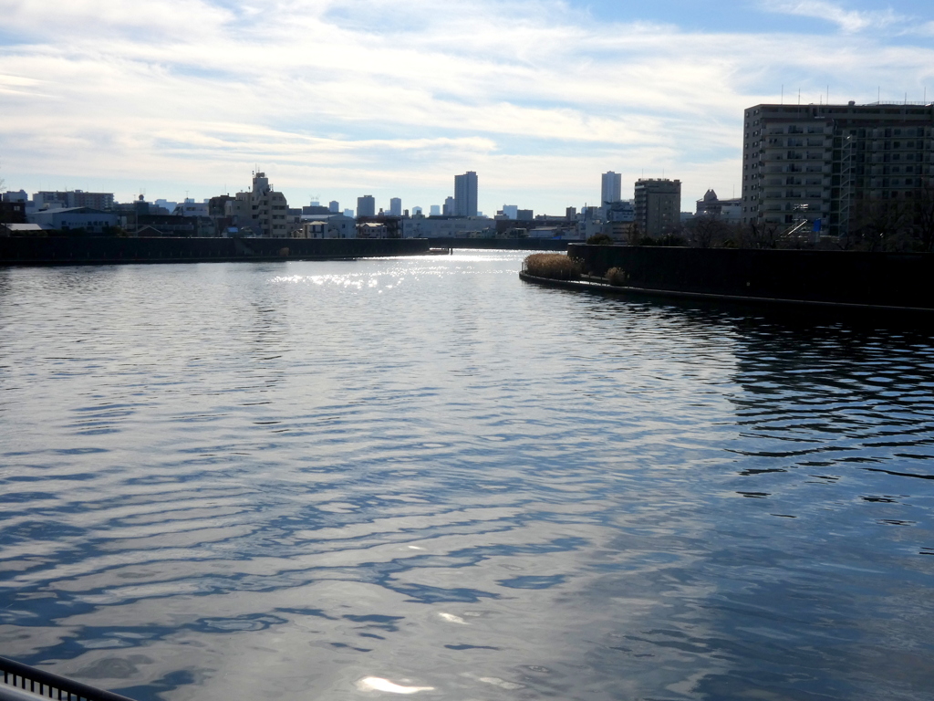 ’22新年の隅田川の川面