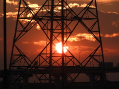西新井橋の鉄塔の下に沈む夕日