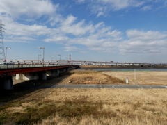 荒川土手から西新井橋の青空