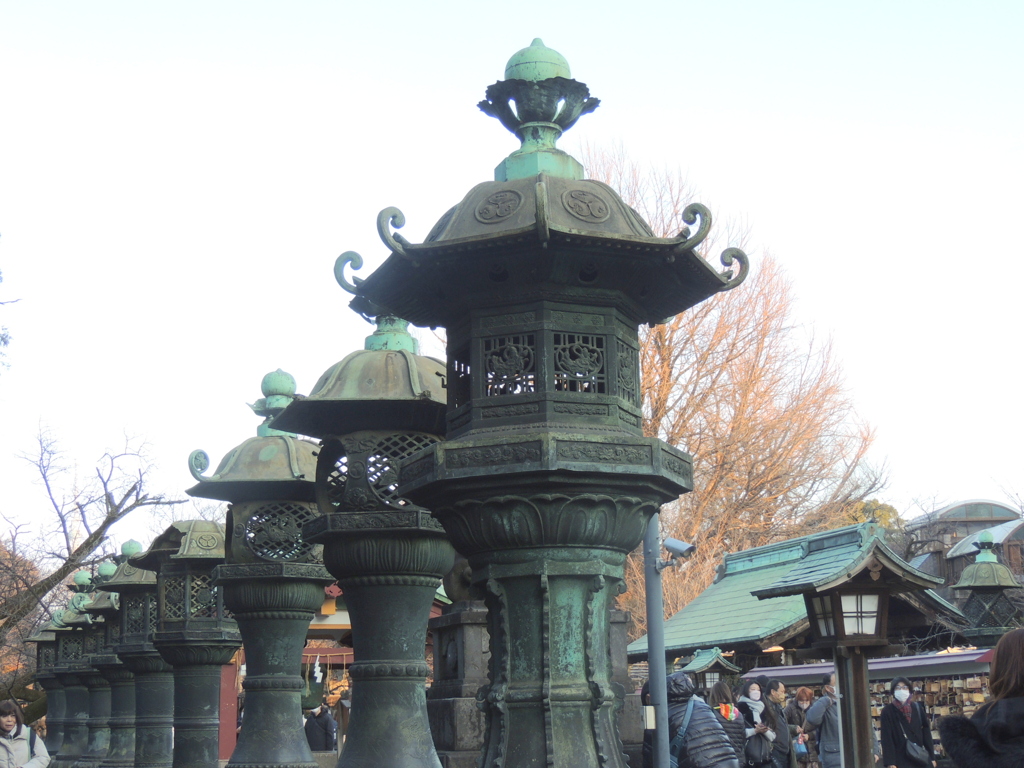 上野東照宮の銅の灯籠群と銅武器の手水舎