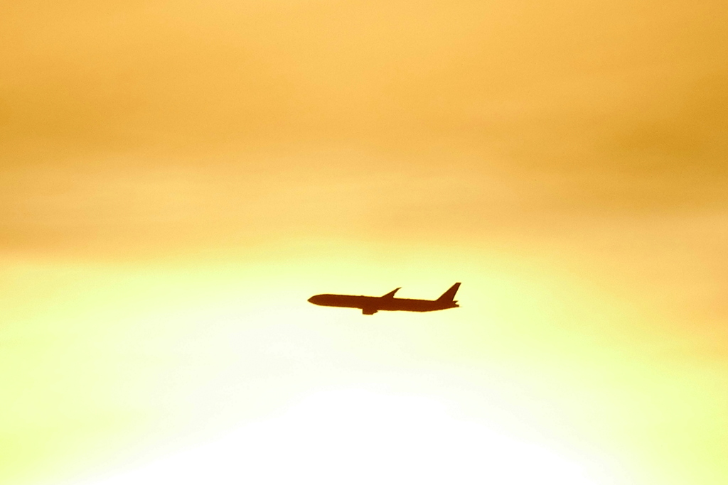 黄砂の雲上の夕日に