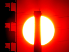 隅田川に立つ煙突の夕日