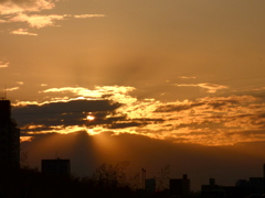 雲間の夕日