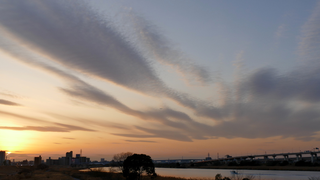 荒川の上の夕雲