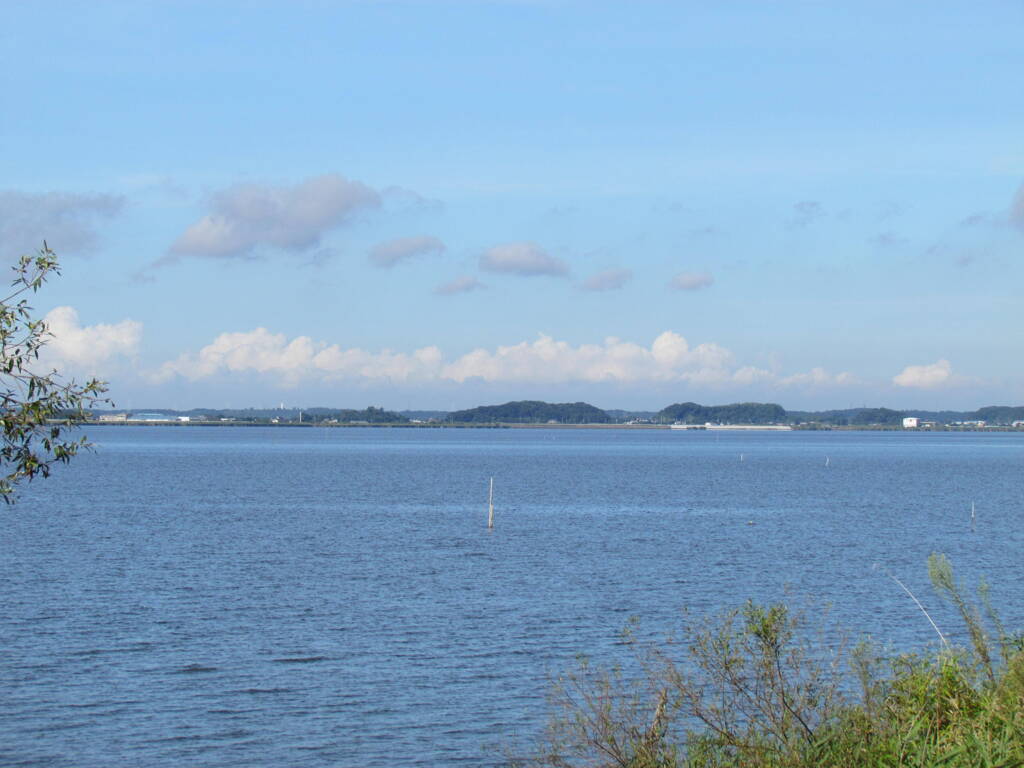 霞ヶ浦と雲の風景