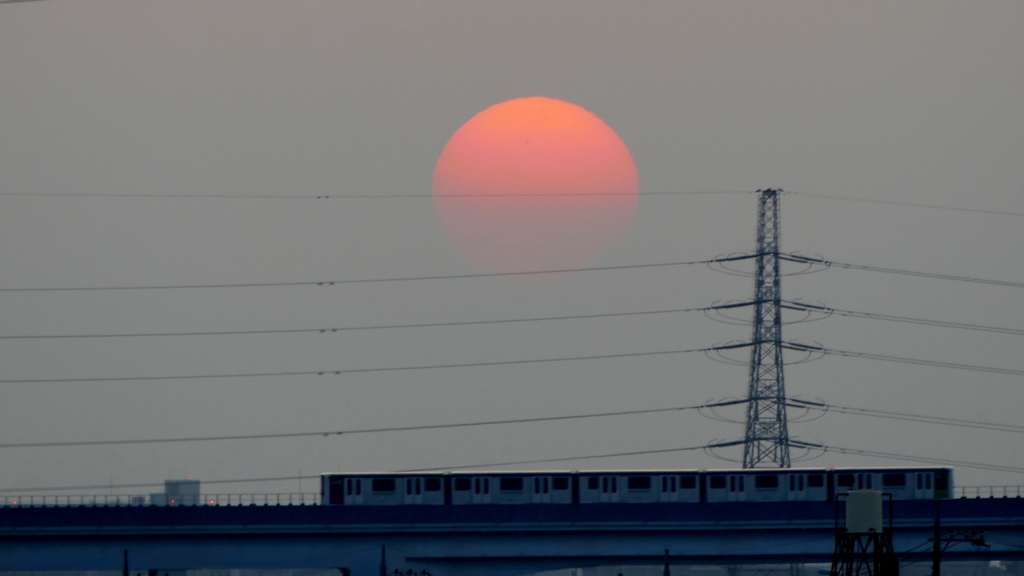 夕日春霞に負ける
