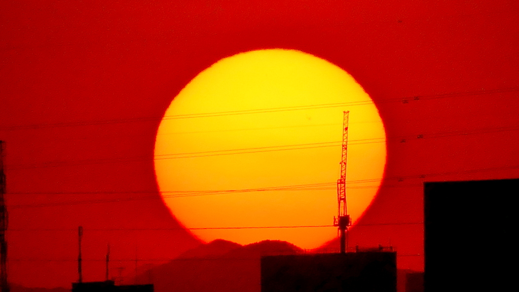 笹山と奥の蝙蝠岳の夕日
