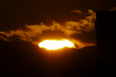 塔ノ岳の右の小山の夕日