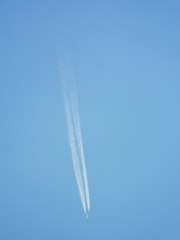河原から飛行機雲