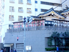 第一京浜（江戸時代は東海道）の伊皿子坂下の二階の稲荷神社
