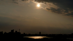 雲から降りた夕日の荒川