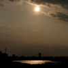 雲から降りた夕日の荒川
