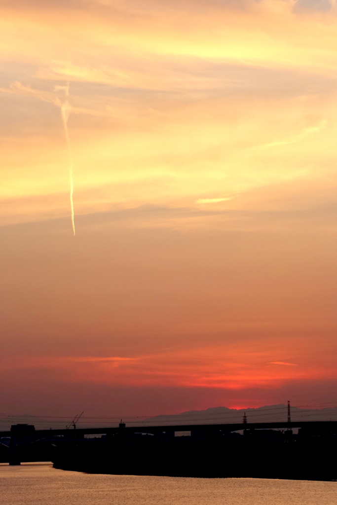 ジェットの向かう夕焼けの遠い山