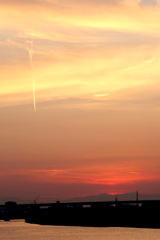 ジェットの向かう夕焼けの遠い山