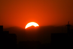 ’２３新春の大きな夕日ダイヤモンド丹沢山系