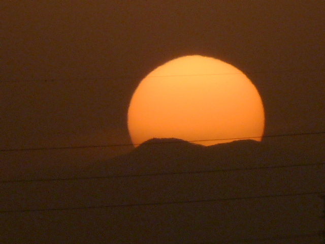 隅田川から白岩山の二つ峰にかかる夕日