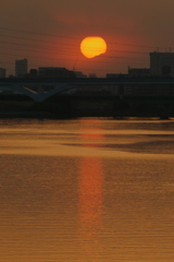 秩父山系の雁腹摺山の左裾野に落ちる夕日と荒川の赤いサンロード
