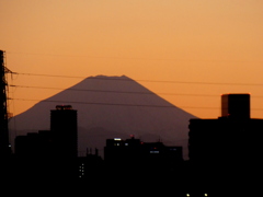 西新井橋から電線3本の入った富士山のシルエット