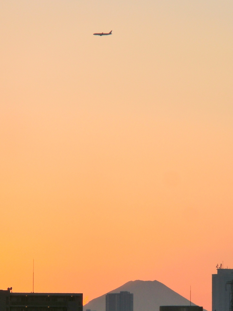 ’23元日の富士山上空の夕空