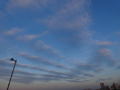 夕日と反対の荒川上の空の雲