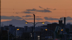 荒川土手からクリアーな三つ峠山~鶴が鳥屋山の夕景