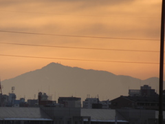 夕暮れの丹沢山系大山(右隅の山は三ノ塔)