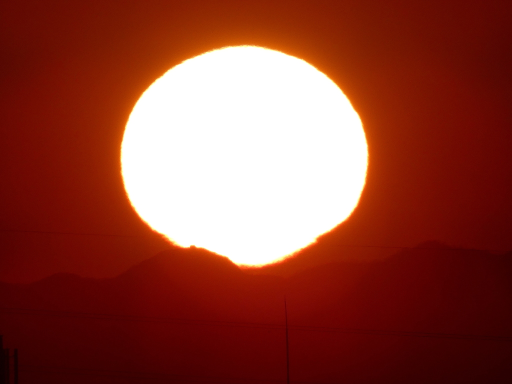 '2112.20.16:22.丹沢山系の塔の岳の西裾野をかすめた夕日
