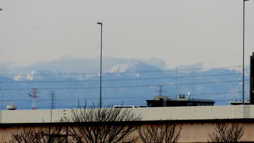 荒川扇大橋から見えた高速の上の左笠ヶ岳中央日光錫ヶ岳~日光白根山