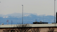 荒川扇大橋から見えた高速の上の左笠ヶ岳中央日光錫ヶ岳~日光白根山