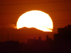 丹沢山系に沈む夕日