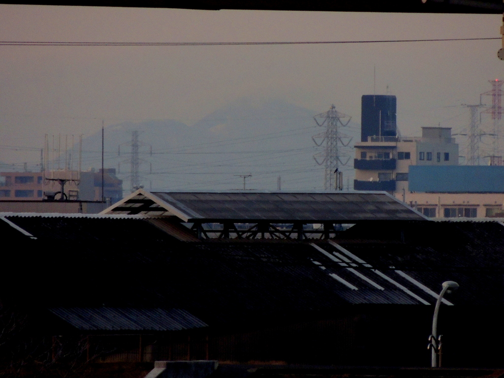 荒川土手から薄い夕焼の黒檜山