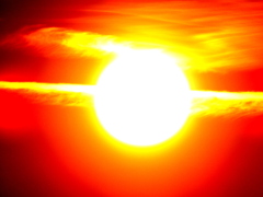 夕日を横一直線に貫く飛行機雲？