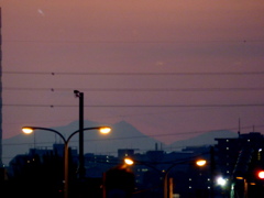荒川の土手すれすれに左.三つ峠山,右.黒岳日久しぶり,下に低い山があれば高尾山