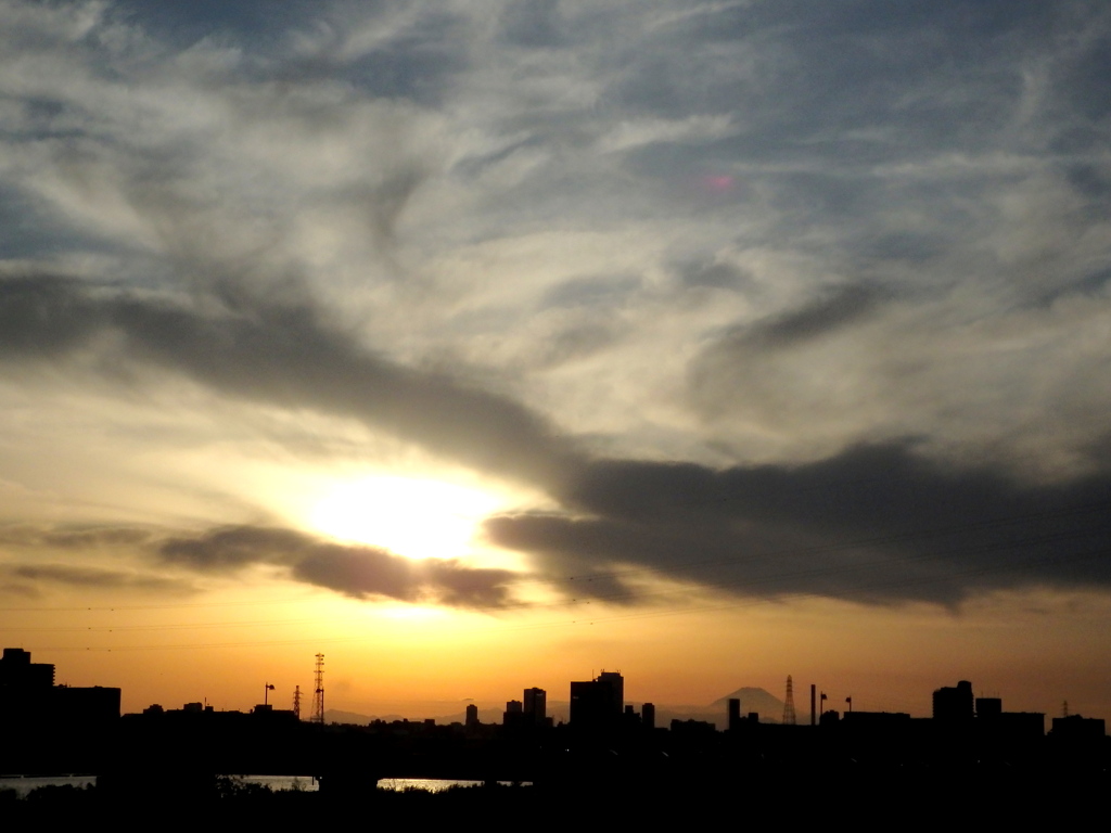 西新井橋上の夕日と雲