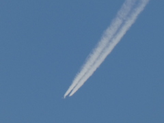 荒川土手からひこうきぐもをズーム