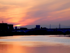 大谷高丸の雲被る夕日と荒川