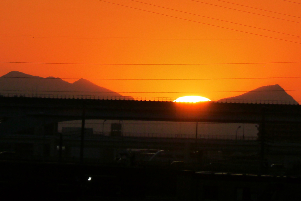 隅田川テラスから武甲山左の裾谷の夕日