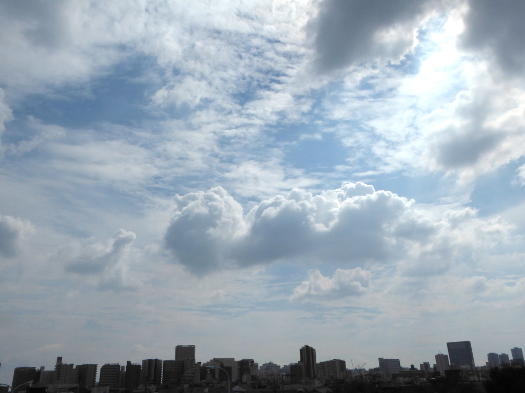 土手上の雲の風景