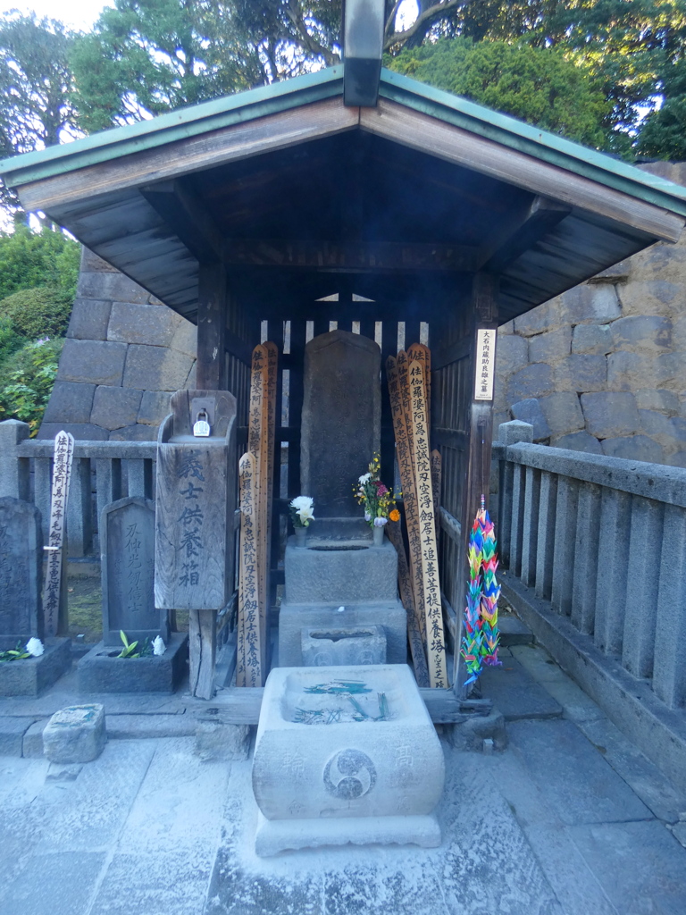 浅野内匠頭のお墓の隣に家老忠臣の内蔵助の墓が