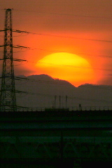 隅田川から鉄塔の右の有間山と蕨山の夕日