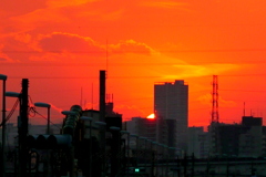 煙突と鉄塔の間の尾久橋スカイハイツの後ろのサンセット
